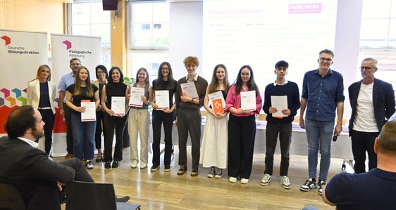 Die Gewinnerinnen und Gewinner des Landeswettbewerbs der Philosophie-Olympiade vom 21. Februar. (Foto: LPA/Deutsche Bildungsdirektion)
