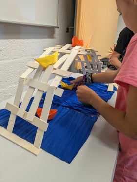 Die Themen der Sommerakademie Sapientia ludens reichten wieder von Naturwissenschaften und Architektur über Theater und Medien bis hin zu Mathematik und Robotik. (Foto: LPA/Arbeitsbereich Begabungs- und Begabtenförderung der Pädagogischen Abteilung der Deutschen Bildungsdirektion/Daniela Watschinger)