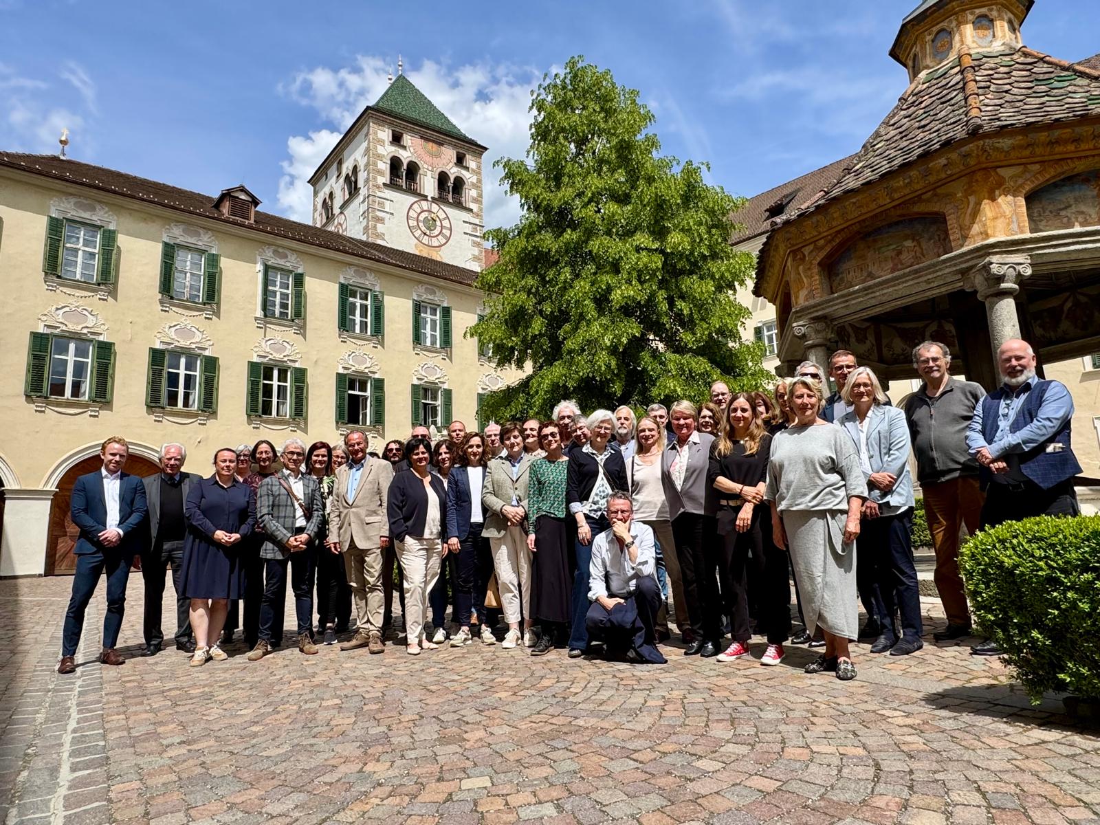 Der Rat für deutsche Rechtschreibung tagte am 7. und 8. Mai im Bildungshaus Kloster Neustift bei Brixen. Insgesamt 41 Mitglieder aus dem gesamten deutschsprachigen Raum arbeiten im Gremium mit. (Foto: LPA/Pädagogische Abteilung der Deutschen Bildungsdirektion)