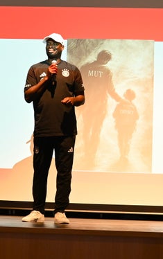 Kelechi Onyele betonte, dass Bildung junge Menschen nicht nur fachlich, sondern auch persönlich und sozial auf die Zukunft vorbereiten muss. (Foto: LPA/Deutsche Bildungsdirektion/Margit Pichler)