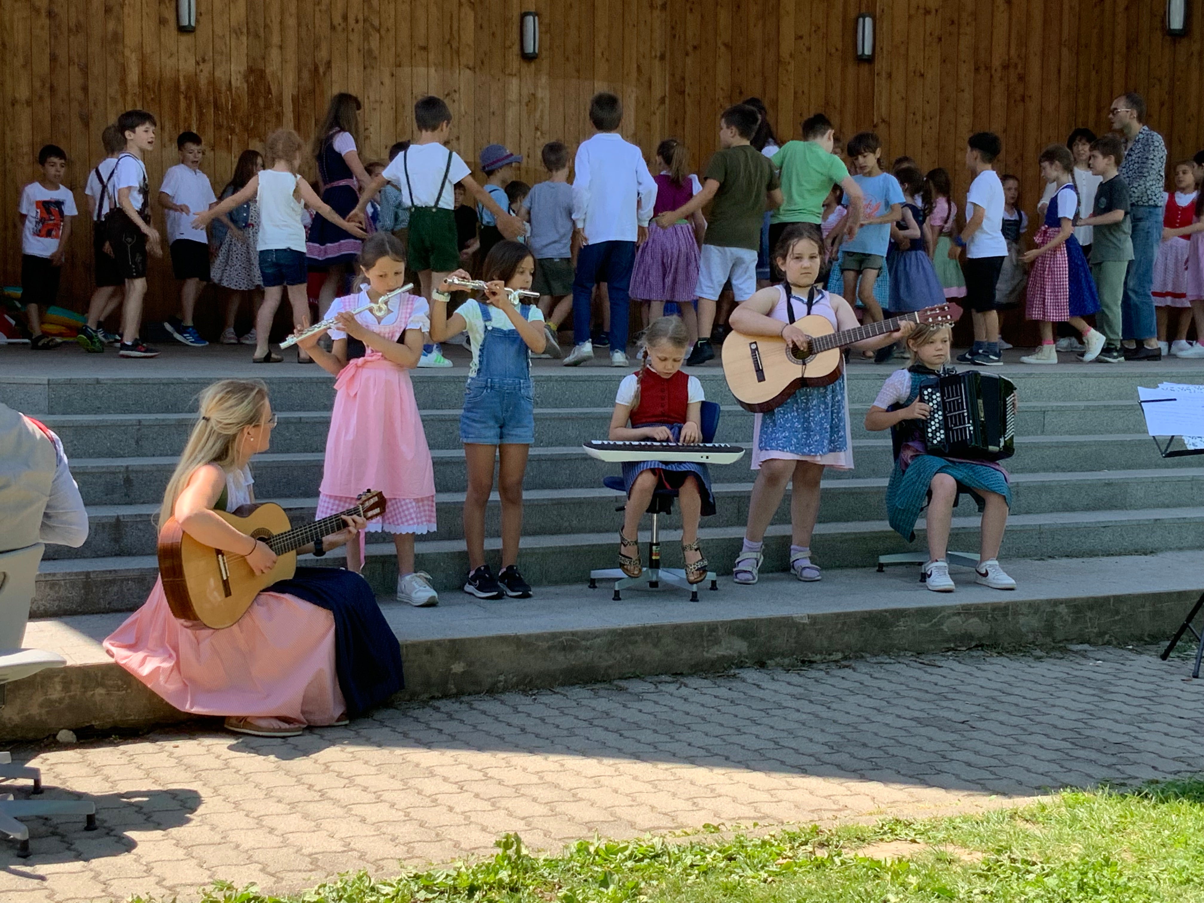 Instrumentalensemble der Grundschule Schabs mit Referentin Johanna Mader, Juni 2023.