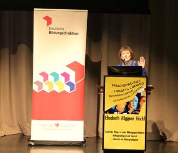 Elisabeth Allgäuer-Hackl begleitet die Südtiroler Schulwelt bereits seit mehreren Jahren wissenschaftlich und rundete den Vormittag mit einem Beitrag zu den Themen Deutschunterricht, Mehrsprachigkeit und Bildungsgerechtigkeit ab. (Foto: Margit Pichler)