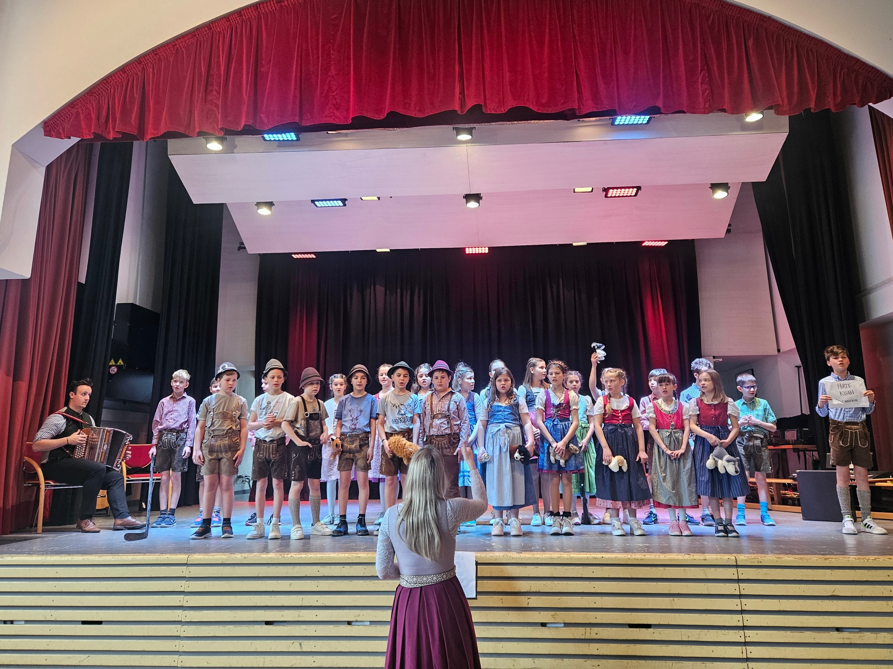 Die Kinder der GS- Rodeneck singen auf der Bühne beim Abschluss des Projektes Musigkischtl im März 2025.