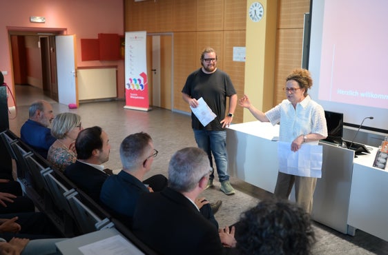 Fachlehrerin Herta Mair und Fachlehrer Daniel Kohlgruber von der Landeshotelfachschule Bruneck ließen in einem humorvollen Rückblick die zweijährige Lehrerausbildung Revue passieren. (Foto: LPA/Deutsche Bildungsdirektion/Margit Pichler)