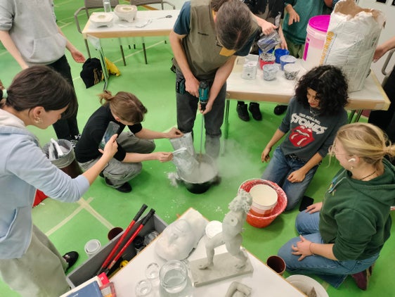 Bild 1: Mit verschiedenen Gipsarten arbeiteten die Schülerinnen und Schüler im praktisch orientierten Workshop „Positiv und negativ – genial und trotzdem simpel“. Foto: Kathrin Fill
