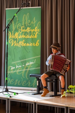 Die Steirische Harmonika war beim Südtiroler Volksmusikwettbewerb das am häufigsten gespielte Instrument. Im Bild Nicholas Macaluso Senoner (Musikschule Gröden) vor der Fachjury in der Grundschule Auer (Foto: LPA/Referat Volksmusik in der Landesdirektion Deutsche und ladinische Musikschule/Thomas Wallnöfer)