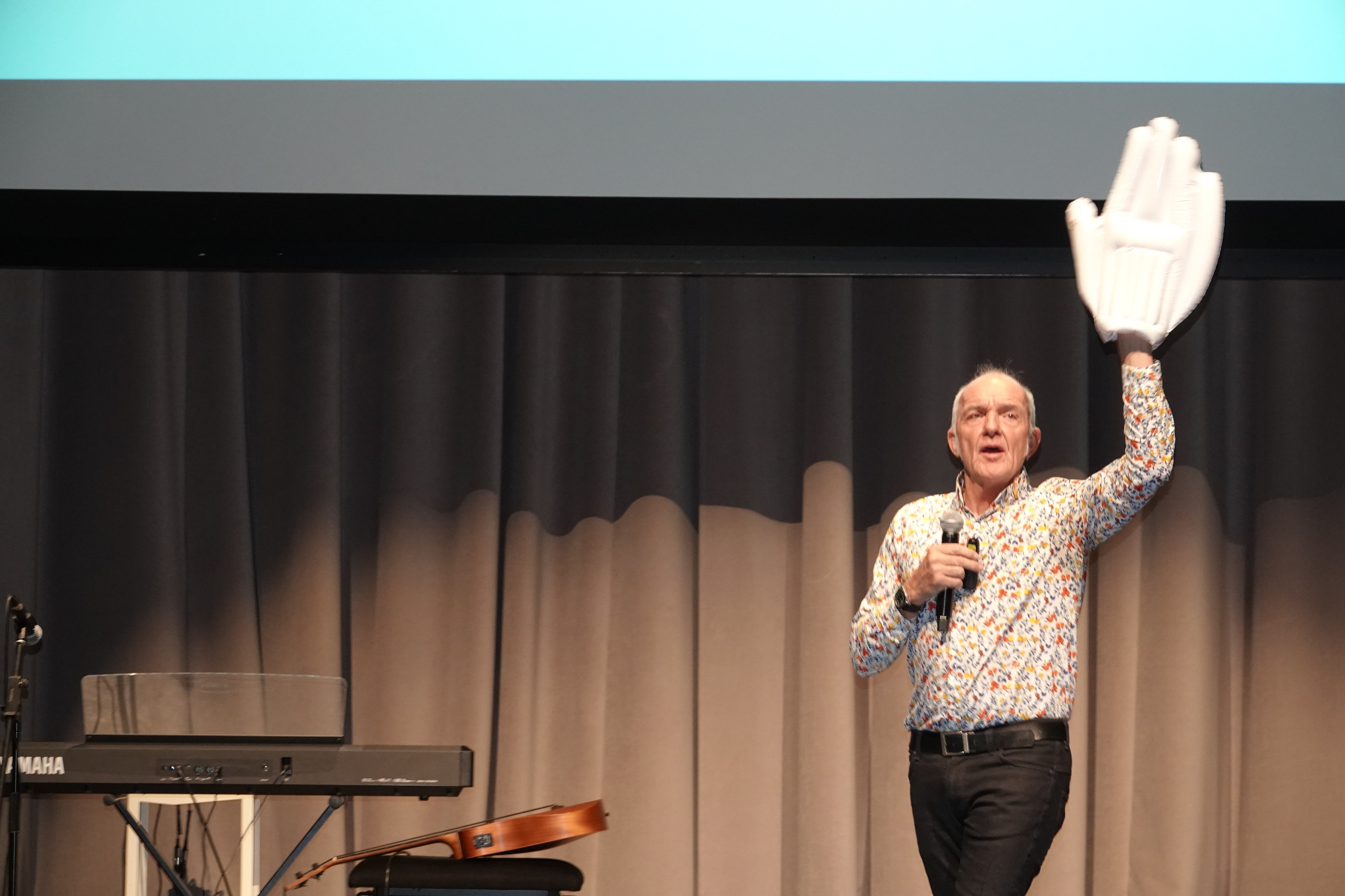 Paul Seligson mit einer energiegeladenen, humorvollen Präsentation.  (Foto: LPA/Deutsche Bildungsdirektion)