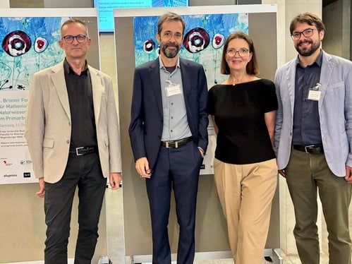 Der Direktor der Pädagogischen Abteilung an der Deutschen Bildungsdirektion Martin Holzner (ganz links) mit Michael Gaidoschik, Gisela Lück und Robert Wagensommer. (Foto: LPA/Freie Universität Bozen/Eva Maria Lassnitzer)