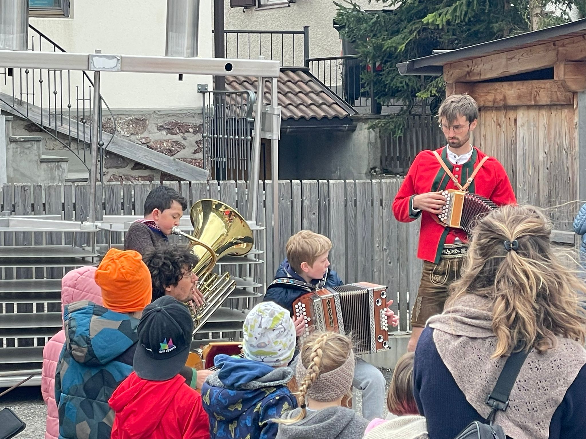 Die Schüler der GS Sexten musizieren mit den Referenten Michael und Christoph Hackhofer beim Abschluss des Projektes Musigkischtl XXL im April 2024.