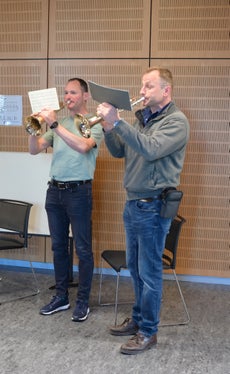 Für die musikalische Gestaltung sorgten die Tischler-Fachlehrer Andreas Bachmann (links) und Kurt Pallweber.(Foto: LPA/Deutsche Bildungsdirektion/Margit Pichler)