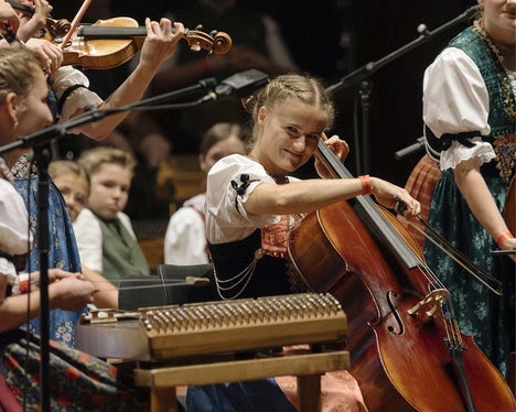 Alle zwei Jahre wird Innsbruck zum Zentrum der jungen alpenländischen Volksmusik: An diesem Wochenende ist es wieder so weit. Das Foto entstand während der letzten Ausgabe vor zwei Jahren. (Foto: LPA/Tiroler Volksmusikverein)