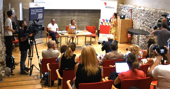 Ergebnisse der Lernstandserhebungen zeigen auf, dass deutschsprachige Kinder der Bozner Schulen keine schwächeren Leistungen als jene in anderen Schulen erzielen - diese und weitere Fakten führten heute (3. September) Bildungsdirektor Tschenett, Landesschuldirektorin Falkensteiner und Sprachwissenschaftlerin Abel an. (Foto: Margit Pichler)