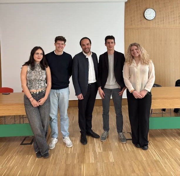 Perspektiven der Schülerinnen und Schüler in bildungspolitische Entscheidungen einbringen: Landesbeirat der Schülerinnen und Schüler mit Landesrat Philipp Achammer (in der Mitte): von links Vorstandsmitglieder Nadine Thomaseth, Florian Winkler, Vorsitzender Georg Rabanser und Eleonora Conte (Foto: Martin Plank)