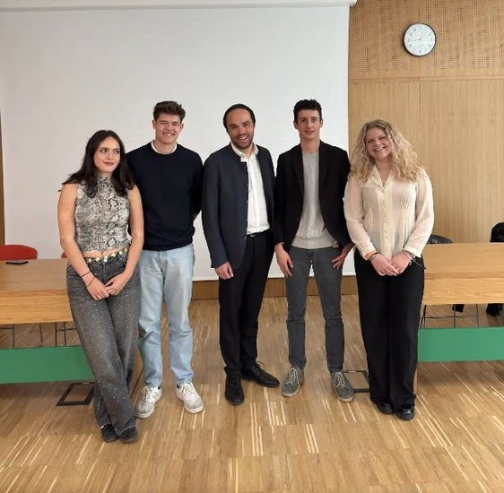Perspektiven der Schülerinnen und Schüler in bildungspolitische Entscheidungen einbringen: Landesbeirat der Schülerinnen und Schüler mit Landesrat Philipp Achammer (in der Mitte): von links Vorstandsmitglieder Nadine Thomaseth, Florian Winkler, Vorsitzender Georg Rabanser und Eleonora Conte (Foto: Martin Plank)