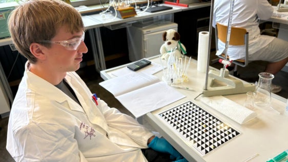Adrian Messner von der Technologischen Fachoberschule Bruneck hat den Landeswettbewerb der Chemieolympiade 2026 gewonnen. (Foto: LPA/Deutsche Bildungsdirektion/Pädagogische Abteilung/Alexander Ulbricht)