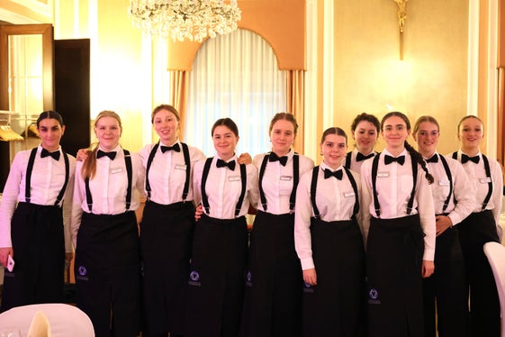 Festlich gestalteten die Schülerinnen und Schüler der Landeshotelfachschule Kaiserhof in Meran die Feierstunde für pensionierte Lehrerinnen und Lehrer. (Foto: LPA/Deutsche Bildungsdirektion/Stefanie Ausserer)