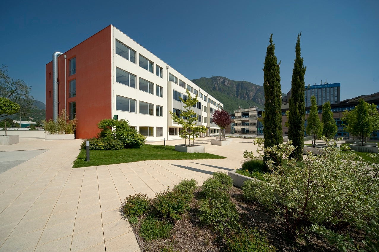 Außenansicht der Landesberufsschule für Handel und Grafik Johannes Gutenberg in Bozen