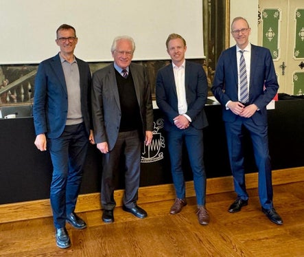 Zentrale Akteure der Sitzung in Neustift (v. l.): Martin Holzner (Direktor der Pädagogischen Abteilung der Deutschen Bildungsdirektion), Staatssekretär a. D. Dr. Josef Lange (Vorsitzender des Rats für deutsche Rechtschreibung), Dr. Marco Gierke (Leitung Geschäftsstelle des Rats für deutsche Rechtschreibung), Prof. Dr. Henning Lobin (Direktor des Leibnitz-Institut für Deutsche Sprache in Mannheim). (Foto: LPA/Pädagogische Abteilung der Deutschen Bildungsdirektion)