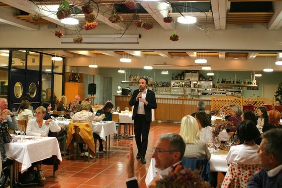 Landesrat Philipp Achammer, Landesschuldirektorin und Schulamtsleiterin Sigrun Falkensteiner sowie der Landesdirektor der berufsbildenden Schulen Peter Prieth überreichten den Pensionistinnen und Pensionisten ein Diplom und eine Füllfeder als Zeichen der Wertschätzung. (Foto: Deutsche Bildungsdirektion)