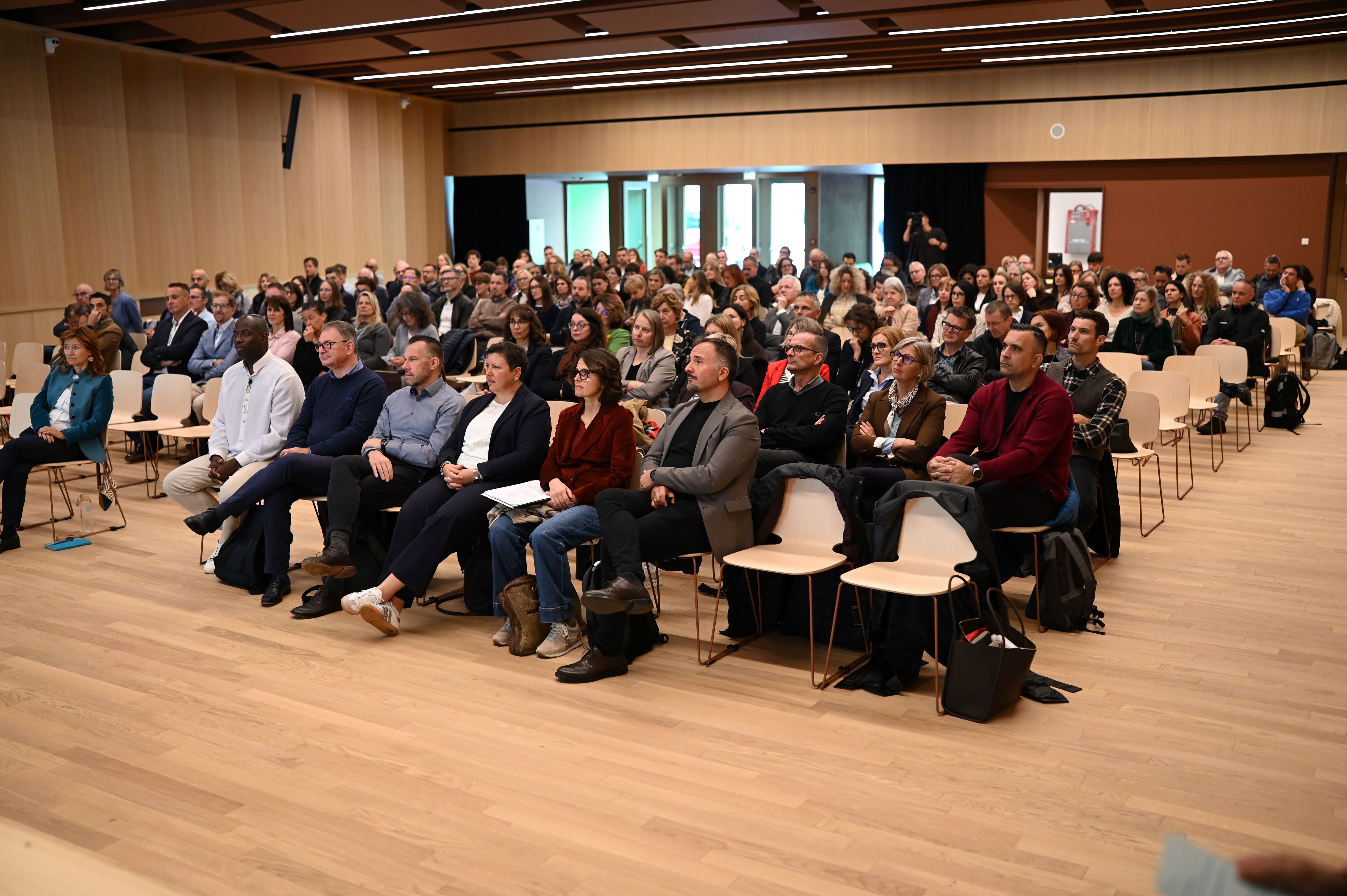 Gesellschaftliche Bildung und Zukunftskompetenzen standen im Mittelpunkt der Herbsttagung der Führungskräfte im Bildungsbereich in Sterzing. (Foto: LPA/Deutsche Bildungsdirektion/Margit Pichler)