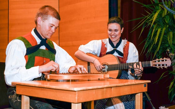 Das Raffele steht bei Veranstaltungen, Kursen und Wettbewerben in Südtirol immer wieder im Mittelpunkt. Im Bild Michael Mühlsteiger am Raffele und Sibylle Siller an der Gitarre beim 6. Südtiroler Volksmusikwettbewerb 2024 in Auer. (Foto: LPA/ Referat Volksmusik/Kurt Fasolt)