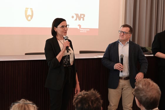 Im Rahmen einer Feierstunde am 6. Mai am Sitz des Raiffeisenverbandes in Bozen haben die Landeskoordinatorin der Südtiroler Übungsfirmen an der Deutschen Bildungsdirektion Sonja Rienzner und Landeskoordinator Wolfgang Lanz das QualitätsAudit vorgestellt. (Foto: LPA/Deutsche Bildungsdirektion/Margit Pichler)