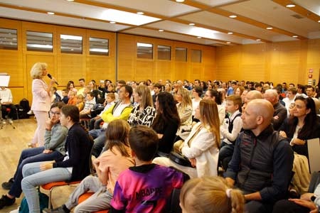 Zahlreiche Interessierte, Schülerinnen und Schüler, Eltern, Lehrpersonen, Schulführungskräfte waren zur heutigen (23. Mai) Preisverleihung des Schul-Wettbewerbs „Känguru der Mathematik“ im Kolpinghaus in Bozen gekommen. Moderiert wurde die Veranstaltung von Siglinde Doblander von der Pädagogischen Abteilung der Deutschen Bildungsdirektion. Foto: Verena Hilber
