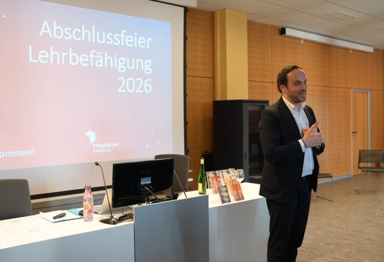Bildungslandesrat Philip Achammer gratulierte den Absolventinnen und Absolventen des Ausbildungslehrganges und dankte ihnen für ihr Engagement und ihren wertvollen Beitrag zur Weiterentwicklung der schulischen Praxis (Foto: LPA/Deutsche Bildungsdirektion/Margit Pichler)