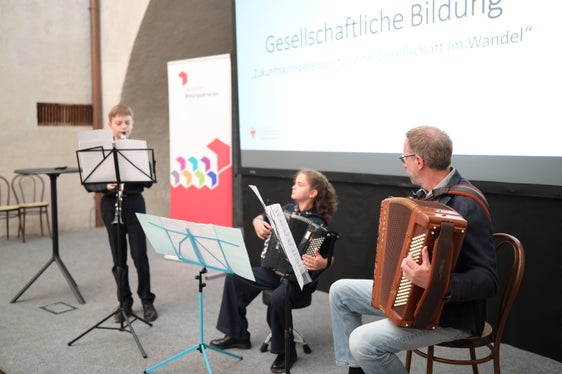 Musikalische Gestaltung: (von links) Saccharja Huber, Maria Huber und Matteo Facchin von der Musikschuldirektion Bozen (Foto: LPA/Deutsche Bildungsdirektion/Margit Pichler)