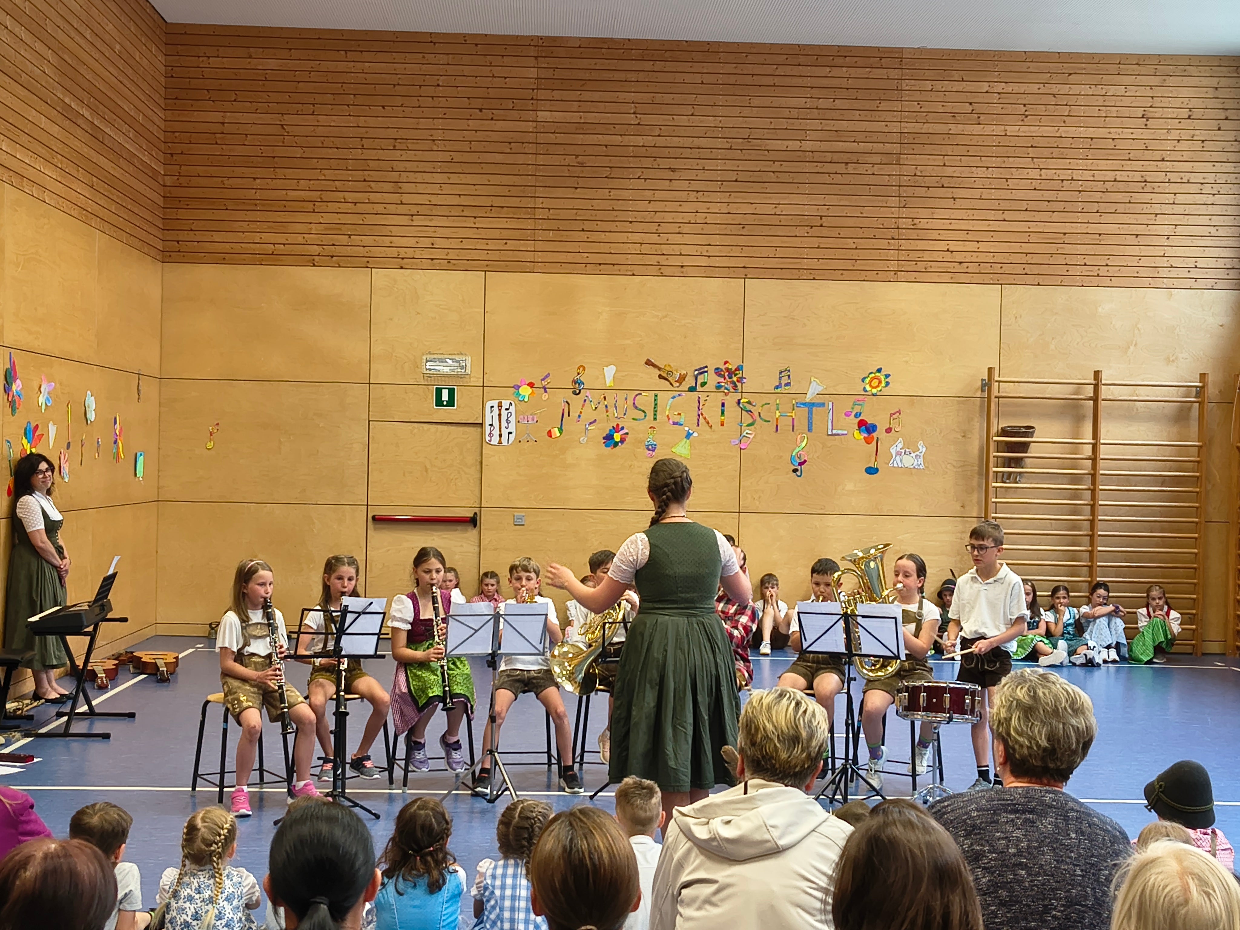 Schülerinnen und Schüler der GS Ridnaun musizieren mit Referentin Annelies Gschliesser beim Abschluss des Projektes Musigkischtl im Mai 2026.