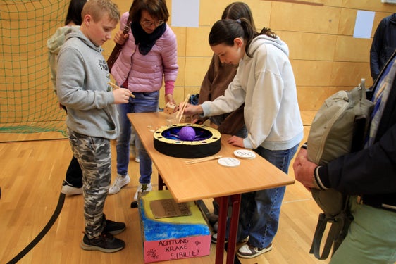„Clever gebaut" gibt Jugendlichen nicht nur die Chance, ihre handwerklichen Fähigkeiten praktisch anzuwenden, sondern sie lernen auch, wie wichtig Teamarbeit und Engagement in der Umsetzung eigener Ideen sind.