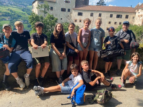 Die Burgen im Blick hatten die Workshopteilnehmerinnen und -teilnehmer unter anderem bei der Exkursion zur Trostburg. (Foto: LPA/Pädagogische Abteilung der Deutschen Bildungsdirektion/Thomas Troi)