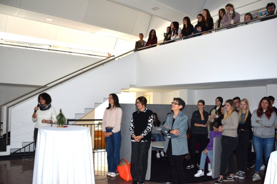 Erasmus+ geht in die zweite Runde: Erasmus + Ötzi und Neandertaler (von links): Christine Holzner, Schulleiterin der Fachschule Tisens; Tanja Rastner, Pädagogische Abteilung – Bildungsdirektion; Gertrud Verdorfer, Mitinitiatorin des Projekts als Leiterin der Pädagogischen Abteilung; Projektleiterin Christine Gutgsell mit Fachschülerinnen und Lehrpersonen (Foto: LPA/Fachschule Tisens)