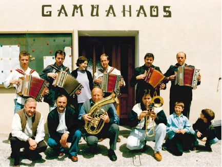 Die Teilnehmer und Referenten des Harmonikaseminares in Palai vor dem Gemeindehaus im Mai 1999, li. vorne Franz Kofler, stehend 3.v.li. Stefanie Unterberger. (Foto Archiv Referat Volksmusik)