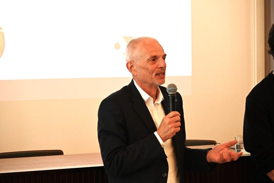 Zertifikatsverleihung an 26 Übungsfirmen von Südtiroler Oberschulen: der Vizedirektor des Raiffeisenverbandes Südtirol Christian Tanner (Foto: LPA/Deutsche Bildungsdirektion/Margit Pichler)