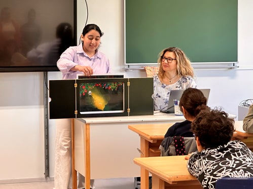 Lettura in lingua d’origine: Le studentesse hanno preparato una serie di attività coinvolgenti, tra cui gli spettacoli con il Kamishibai, una caratteristica forma di narrazione per immagini.