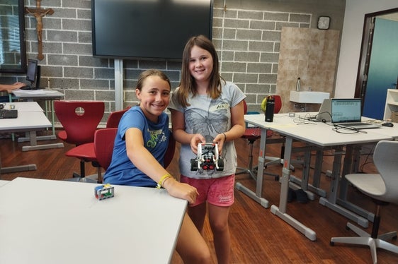 Unseren Lego-Roboter haben wir so programmiert, dass er viele verschiedene Aufgaben erfüllen kann, berichten Pauline (links) und Lea. (Foto: LPA/Begabungs- und Begabtenförderung der Pädagogischen Abteilung der Deutschen Bildungsdirektion/Franziska Volgger)