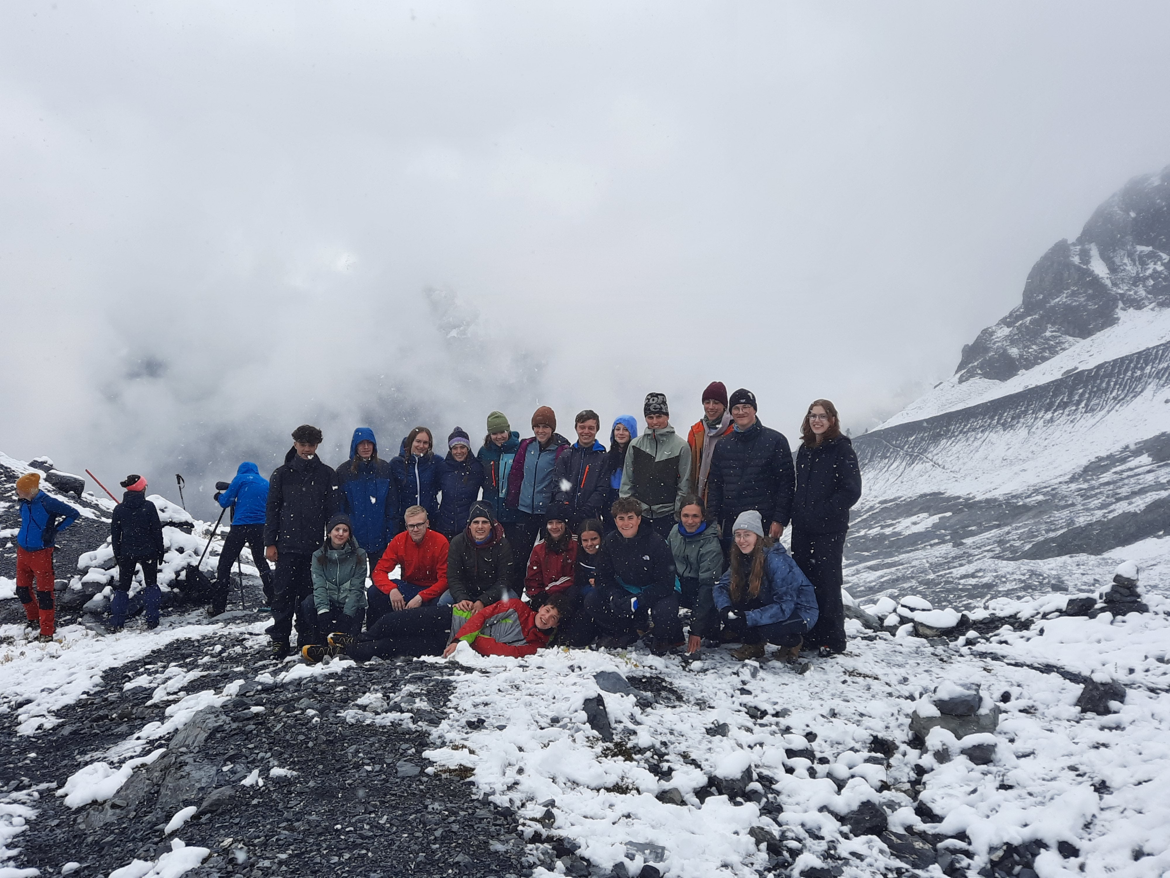 Die Südtiroler und die Würzburger Gruppe beim diesjährigen Glaziologiecamp (Foto: LPA/Susanne Hellrigl/Deutsche Bildungsdirektion)