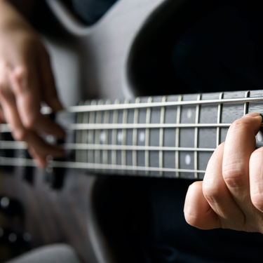 Detailansicht Saiten E-Bass (Foto: Shutterstock)