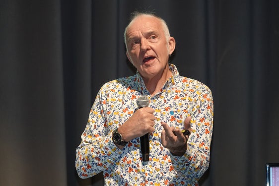 Großtagung für Lehrerinnen und Lehrer im Fach Englisch in der Eurac in Bozen: Referent Paul Seligson ist international bekannt für seine praxisorientierten und lernendenzentrierten Ansätze. (Foto: LPA/Deutsche Bildungsdirektion)