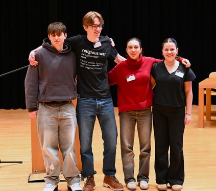 Traten als Team 1 an: Fabian Aufderklamm (Franziskanergymnasium), Julius Ploner (Sprachen- und Realgymnasium Bruneck), Sarah Pappalardo (Realgymnasium Bozen), Ida Tapfer (Klassisches, Sprachen- und Kunstgymnasium Bozen). Foto: Margit Pichler 