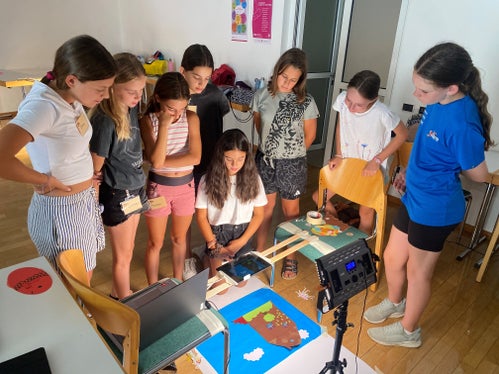 Viele Fotos durch schnelles Abspielen zu einem Film zusammenzufügen galt es im Workshop Stop Motion. (Foto: Deutsche Bildungsdirektion/Irene Asson)