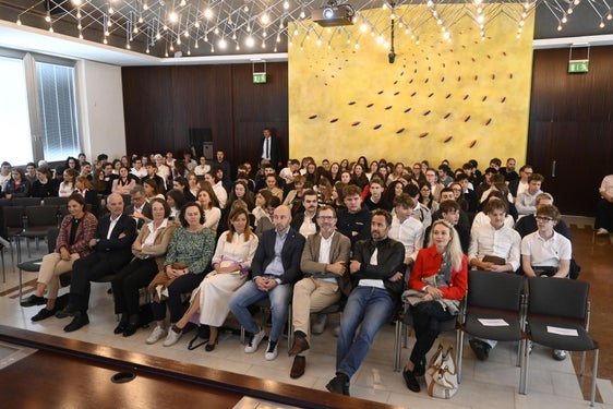 Am Sitz des Raiffeisenverbandes in Bozen wurden am 6. Mai die Zertifikate zum bestandenen QualitätsAudit 2025 an 26 Übungsfirmen von Südtiroler Oberschulen verliehen. (Foto: LPA/Deutsche Bildungsdirektion/Margit Pichler)