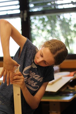 Den Rahmen, der für das Siebdruck-Verfahren benötigt wird, stellte Workshop-Teilnehmerin Alice in der Textilwerkstatt selbst her. (Foto: LPA/Pädagogische Abteilung der Deutschen Bildungsdirektion Julia Psenner)