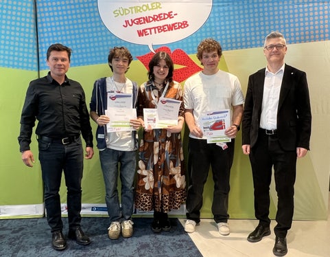 Südtiroler Jugendredewettbewerb 2025: Sieger Spontanrede (von links): der Direktor des Landesamtes für Jugendarbeit Konrad Pamer, 3. Platz Florian Gutmann, 1. Platz Olivia Kaufmann, 2. Platz Manuel Rinina, Mariano Paris (Leiter Corporate Communication und Marketing Volksbank) (Foto: LPA/Anita Demetz)