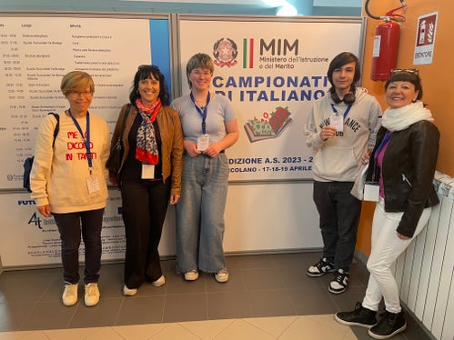 v. l.) Francesca Amodio (Lehrperson), Cristina Corbetta (Lehrperson), Silvia Reinalter (Gewinnerin des Landeswettbewerbs Kategorie Senior), Elias Rossetti (Gewinner des Landeswettbewerbs Kategorie Junior), Daniela Lanzerotti (Lehrperson)