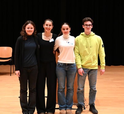 Gingen als Team 2 an den Start: Silvia Pancheri (Franziskanergymnasium), Mia Market (Realgymnasium Bozen), Beatrice Rovegno (Sprachen- und Realgymnasium Bruneck), Simon Thaler (Oberschulzentrum Sterzing). Foto: Margit Pichler
