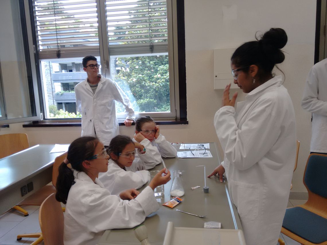 Schülerinnen beim Experiment (Lernen durch Lehren)