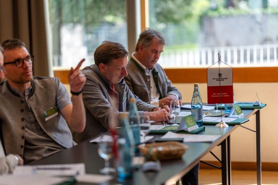 An drei verschiedenen Standorten bewerteten insgesamt drei Fachjurys mit Jurorinnen und Juroren aus Südtirol und Österreich neben der Musik auch den Gesamteindruck, vom ausgewählten Musikstück bis hin zum Einsatz von Stimmen und Instrumenten. Im Bild (von links) die Juroren Hannes Premstaller, Peter Margreiter (Nordtirol) und Gernot Niederfriniger (Foto: LPA/Referat Volksmusik in der Landesdirektion Deutsche und ladinische Musikschule/Thomas Wallnöfer)