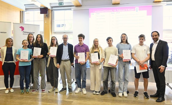 Die Gewinnerinnen und Gewinner des Landeswettbewerbs der Mathematik-Olympiade vom 19. Februar. (Foto: LPA/Deutsche Bildungsdirektion)